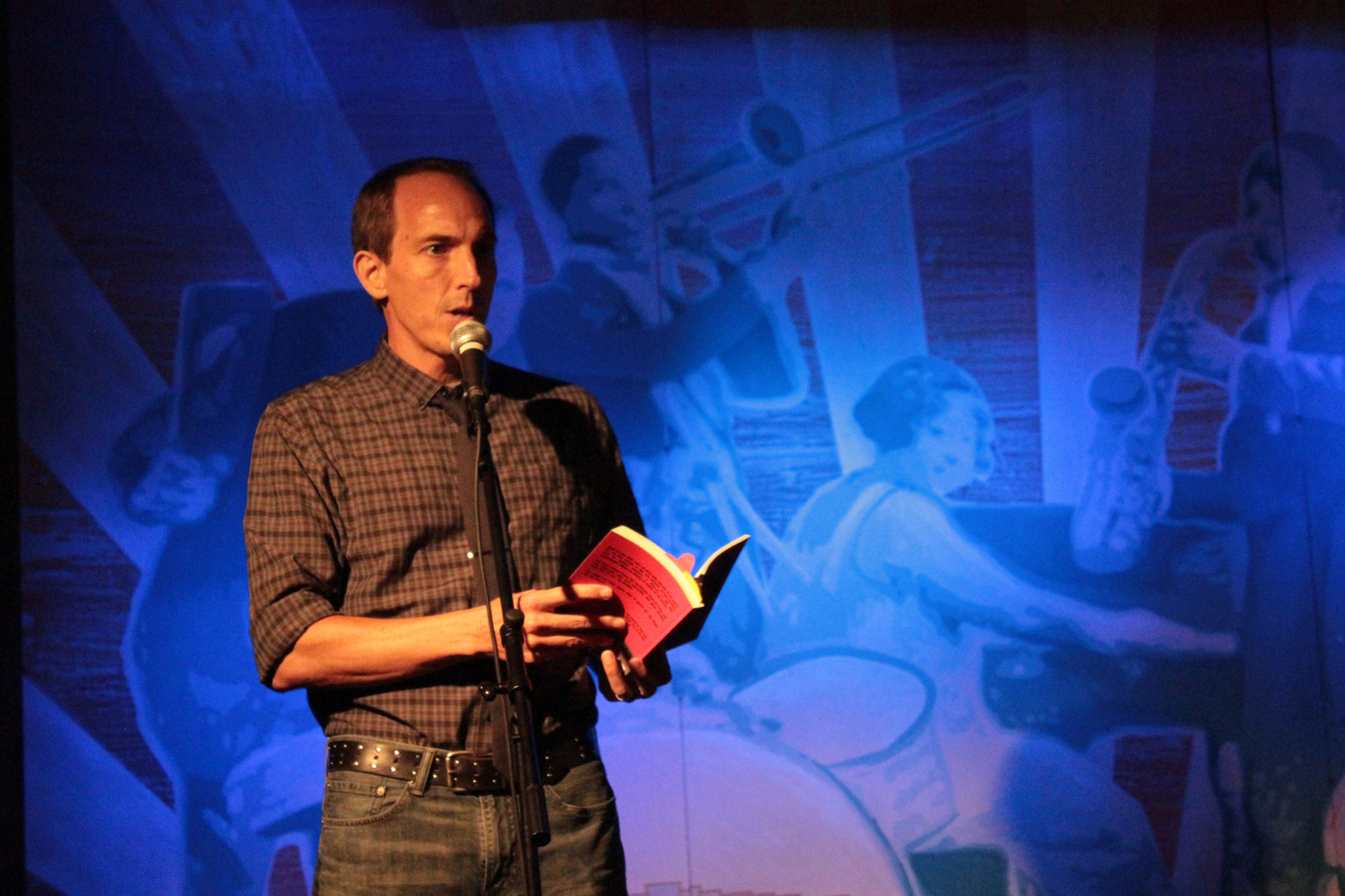 Eric Beetner reading at Noir at the Bar Bouchercon 2015